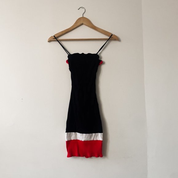 BODYCON BLACK AND RED CUTOUT DRESS - Picture 1 of 4
